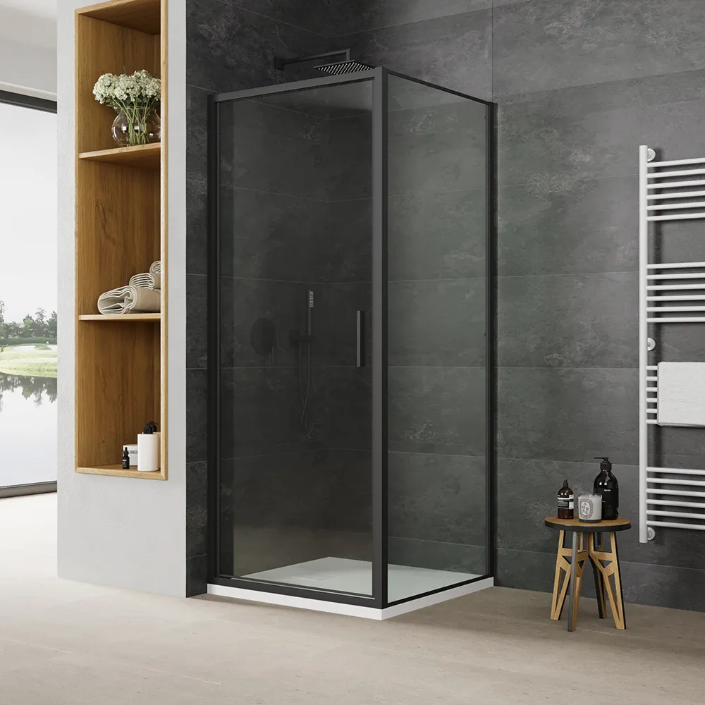 Box doccia slim 70x70cm con porta a battente e parete fissa profili nero opaco e vetro 6mm trasparente h190| Portofino Box doccia slim 70x70cm con porta a battente e parete fissa profili nero opaco e vetro 6mm trasparente h190| Portofino