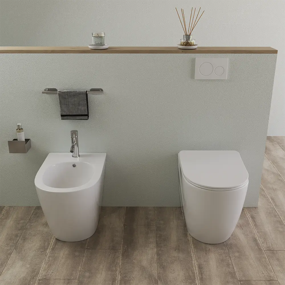 Vista frontale coppia sanitari in ceramica filomuro mod. Praga Vista frontale coppia sanitari in ceramica filomuro mod. Praga