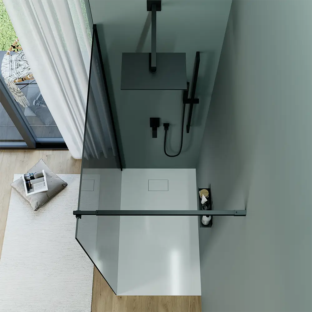 Vista superiore frontale della parete doccia walkin Keros con profili neri vetro fumé Vista superiore frontale della parete doccia walkin Keros con profili neri vetro fumé