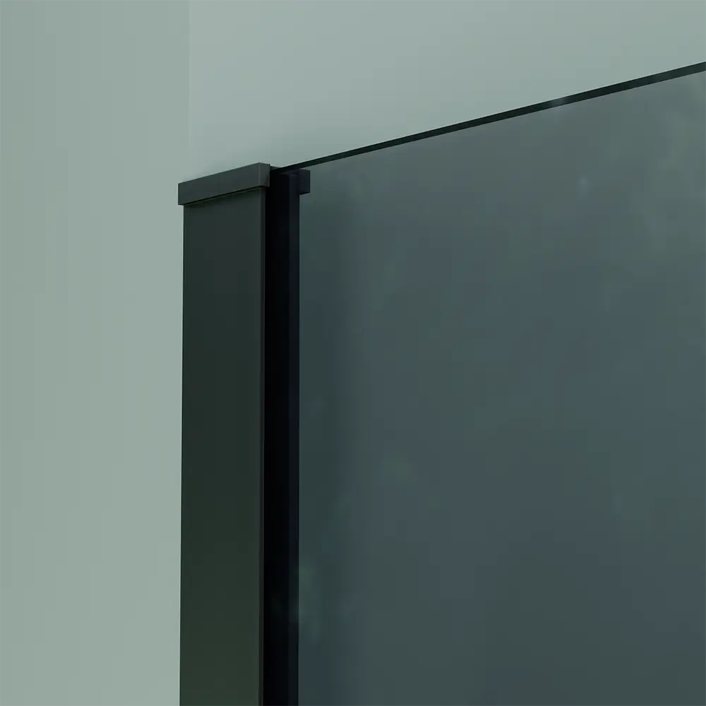 Dettaglio profilo in alluminio nero opaco della parete doccia walk-in mod. Keros vetro fumé Dettaglio profilo in alluminio nero opaco della parete doccia walk-in mod. Keros vetro fumé