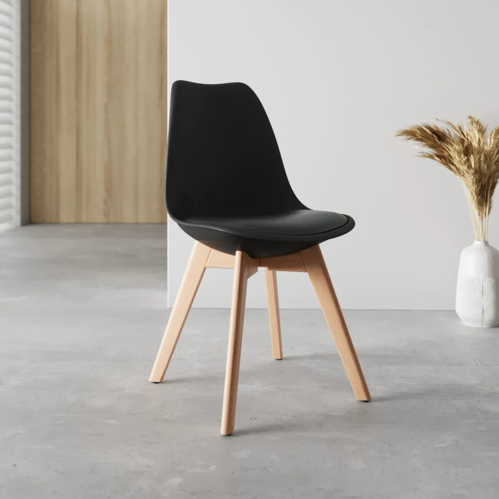 Set 4 sedie seduta in polipropilene nera con cuscino imbottito e gambe in legno di faggio | Anna Set 4 sedie seduta in polipropilene nera con cuscino imbottito e gambe in legno di faggio | Anna