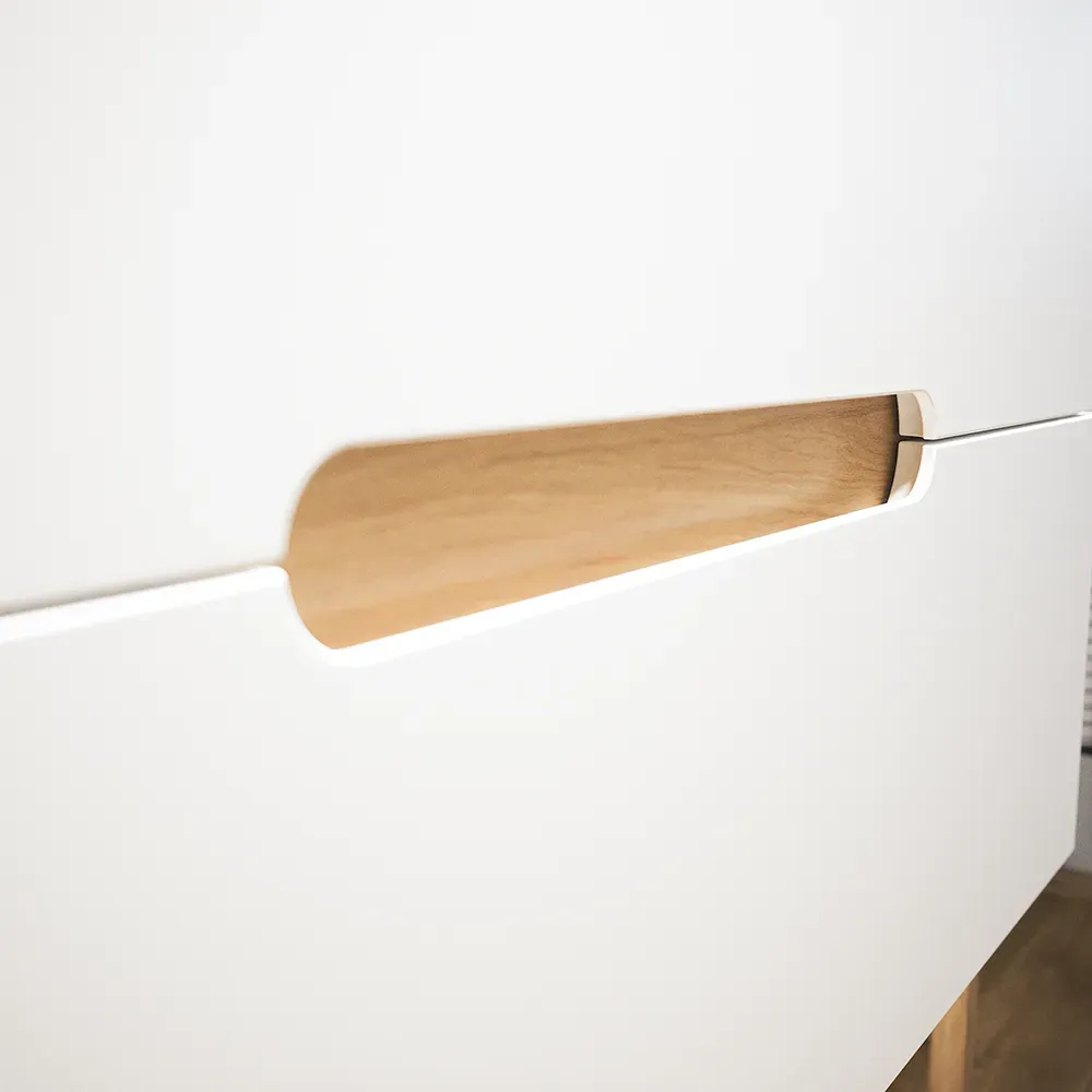 Dettaglio maniglia mobiletto sospeso per bagno mod. Alberta di Parama Dettaglio maniglia mobiletto sospeso per bagno mod. Alberta di Parama