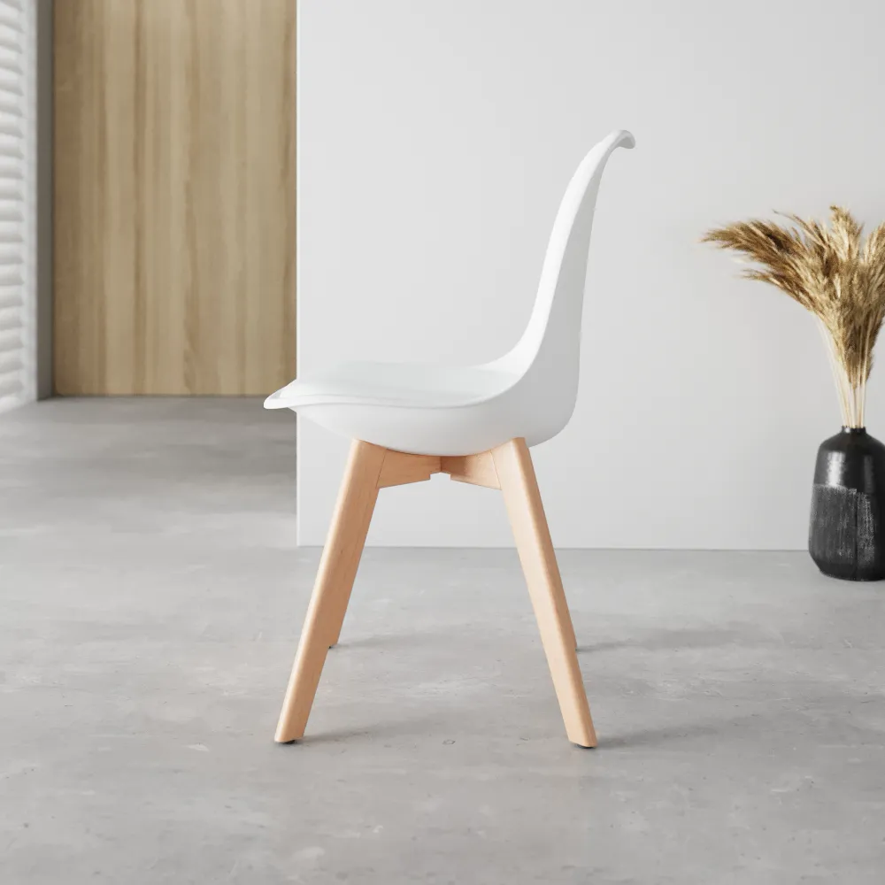 Set 4 sedie seduta in polipropilene bianca con cuscino imbottito e gambe in legno di faggio | Anna Set 4 sedie seduta in polipropilene bianca con cuscino imbottito e gambe in legno di faggio | Anna