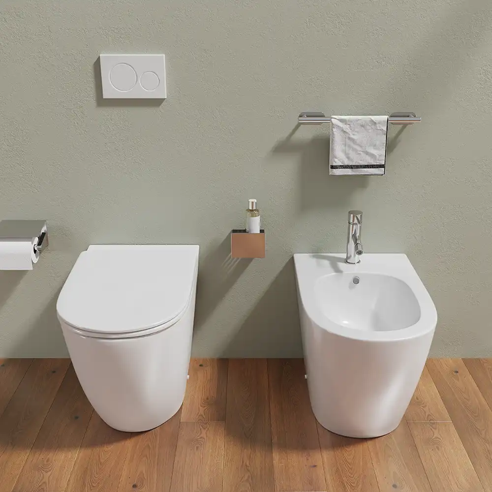Sanitari filomuro in ceramica wc+bidet rimless mod. Europa bianco lucido - Vista frontale con copri-wc chiuso Sanitari filomuro in ceramica wc+bidet rimless mod. Europa bianco lucido - Vista frontale con copri-wc chiuso