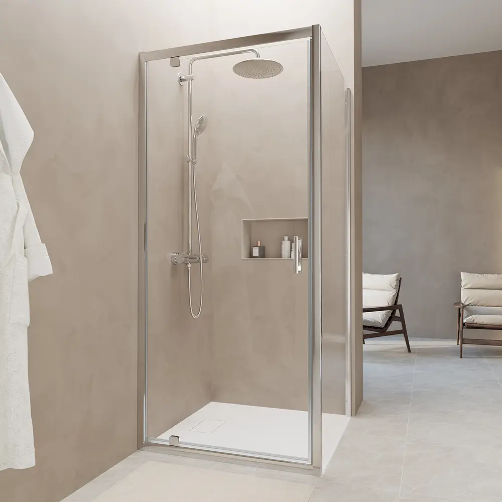 Vista frontale del box doccia angolare Apulia con apertura a battente e parete fissa laterale vetro trasparente Vista frontale del box doccia angolare Apulia con apertura a battente e parete fissa laterale vetro trasparente