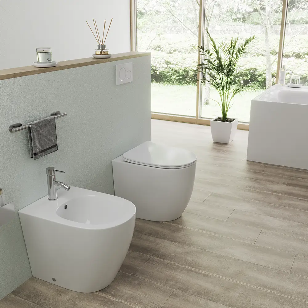 Vista diagonale della coppia di sanitari filo muro mod. Praga Vista diagonale della coppia di sanitari filo muro mod. Praga