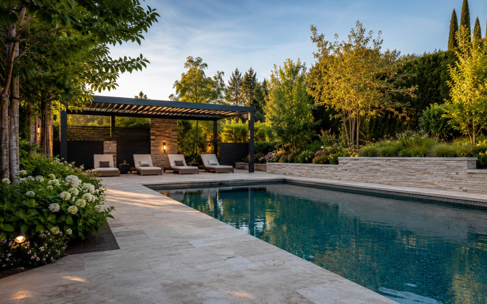 Giardino-con-piscina-interrata-arredato-con-lettini-e-zona-d-ombra