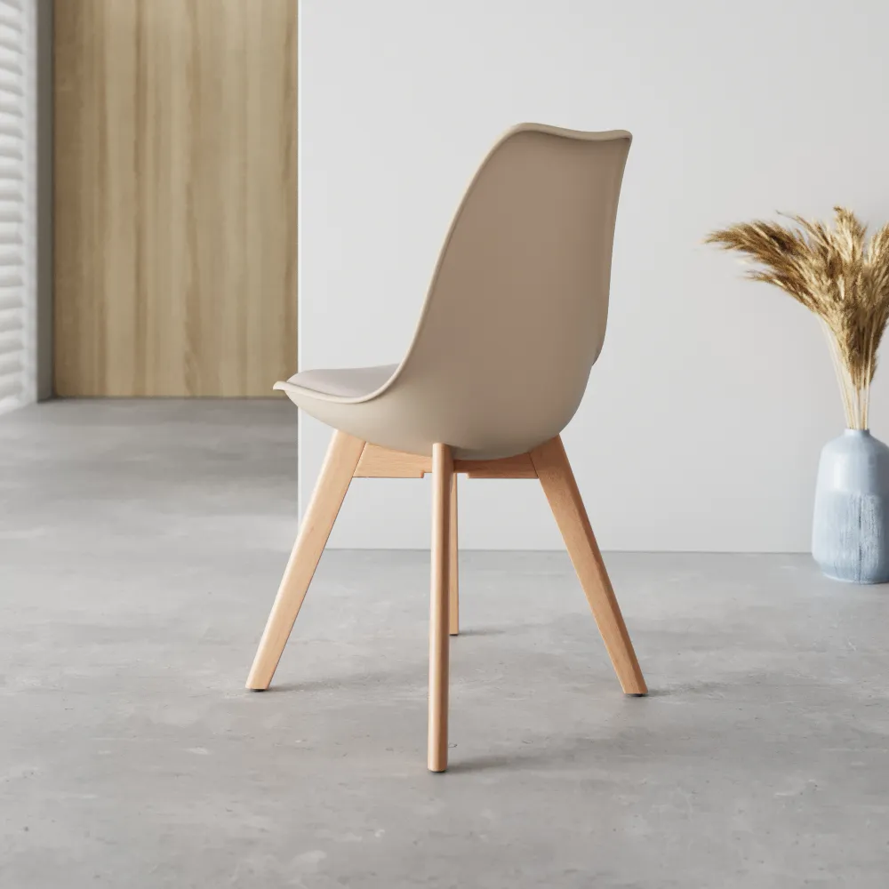 Set 4 sedie seduta in polipropilene tortora con cuscino imbottito e gambe in legno di faggio | Anna Set 4 sedie seduta in polipropilene tortora con cuscino imbottito e gambe in legno di faggio | Anna