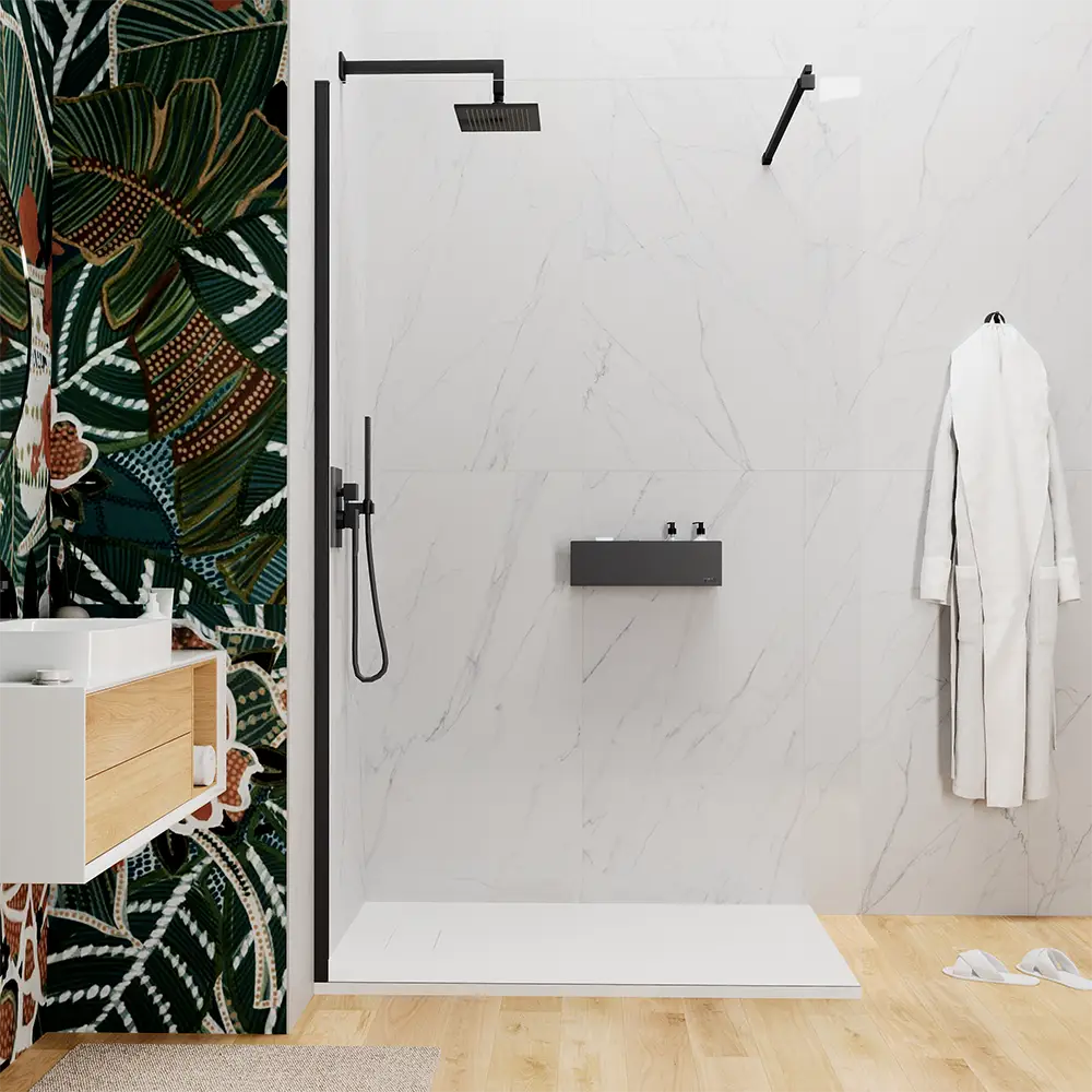 Vista frontale della doccia walk-in Keros cristallo temperato 8mm trasparente e profili nero opaco Vista frontale della doccia walk-in Keros cristallo temperato 8mm trasparente e profili nero opaco