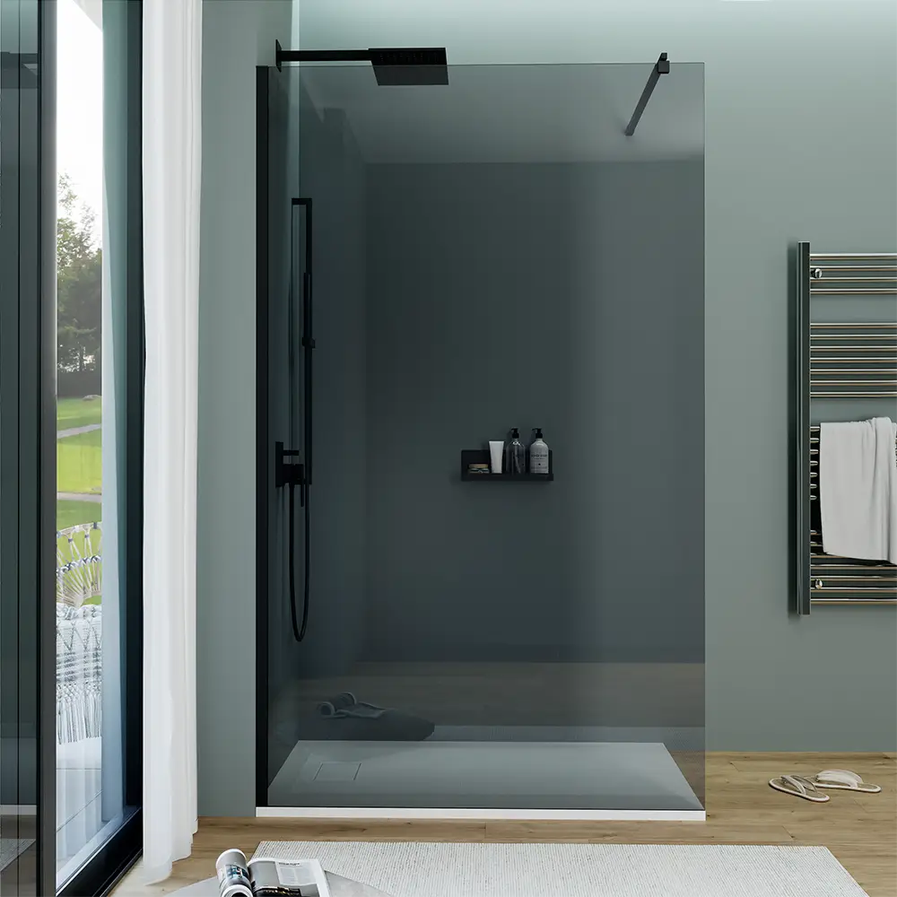 Vista frontale della doccia walk-in Keros cristallo temperato 8mm fumé e profili nero opaco Vista frontale della doccia walk-in Keros cristallo temperato 8mm fumé e profili nero opaco