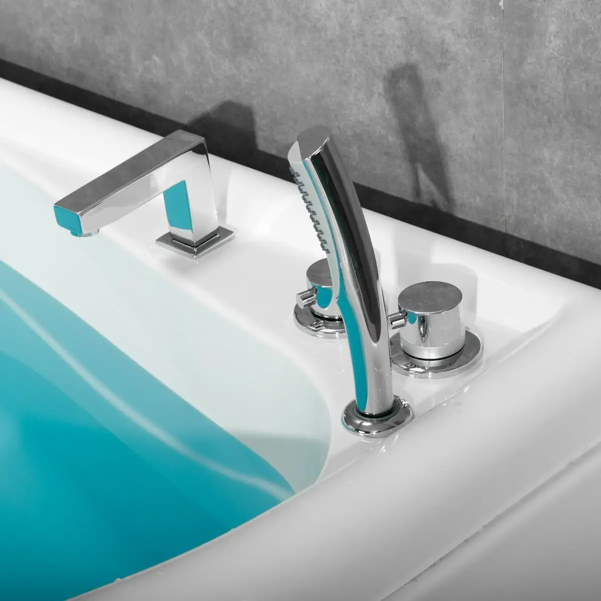 Rubinetteria in acciaio inox con finitura cromata della vasca idromassaggio mod. Heaven di Parama Rubinetteria in acciaio inox con finitura cromata della vasca idromassaggio mod. Heaven di Parama