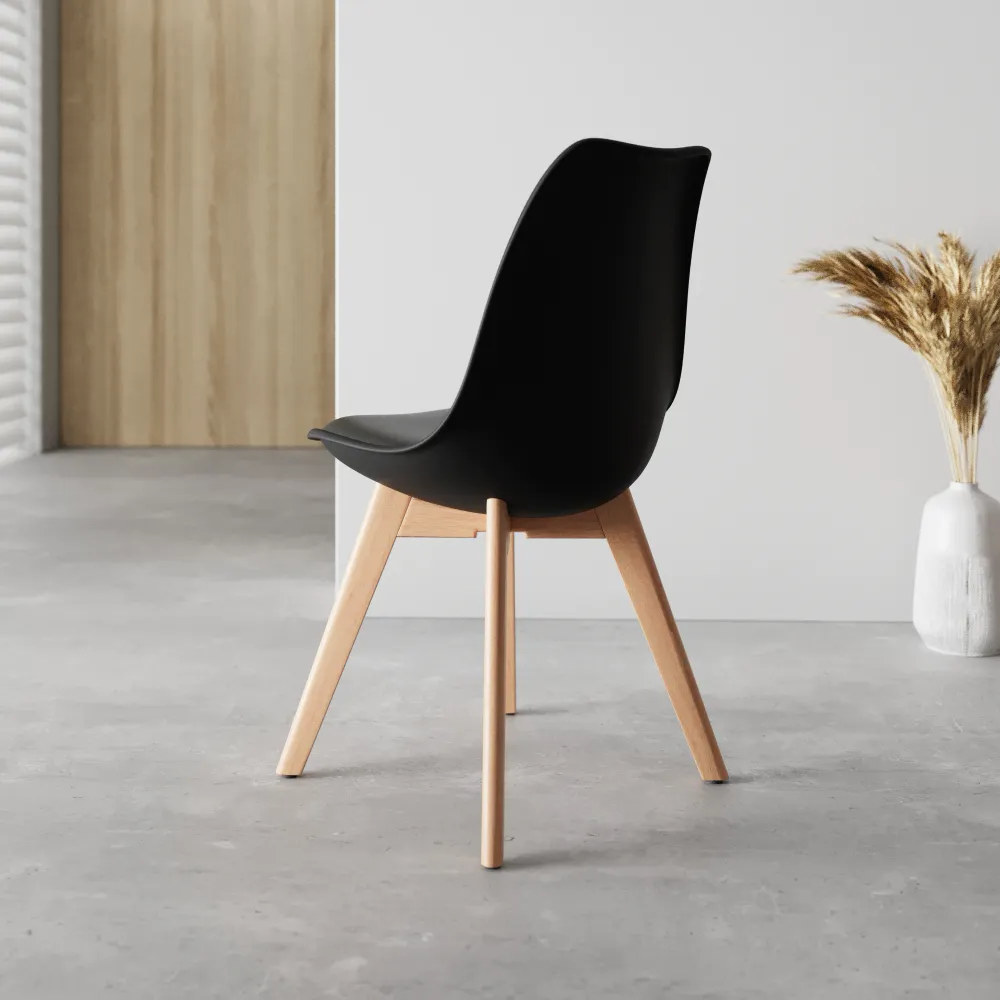 Set 4 sedie seduta in polipropilene nera con cuscino imbottito e gambe in legno di faggio | Anna Set 4 sedie seduta in polipropilene nera con cuscino imbottito e gambe in legno di faggio | Anna