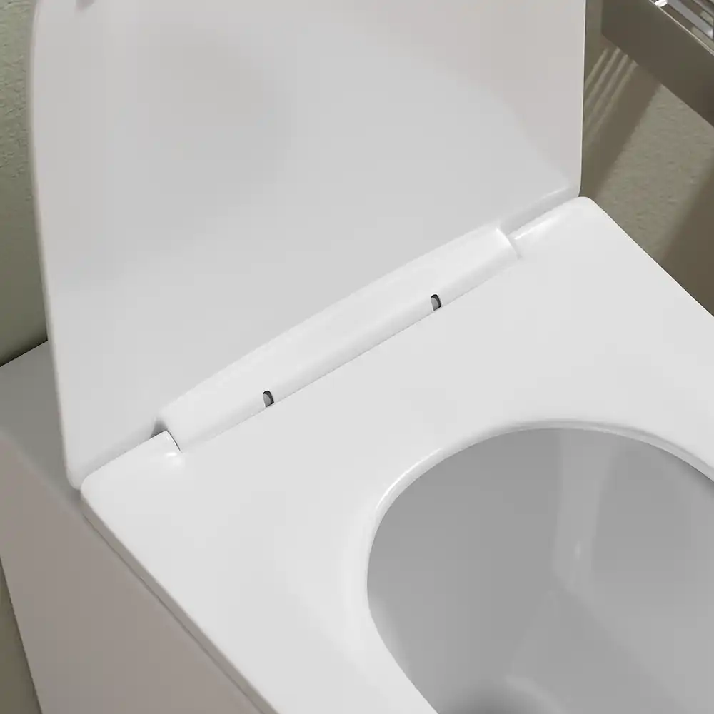 Sanitari filomuro in ceramica wc+bidet rimless mod. Europa bianco lucido - Dettaglio copri-wc soft-close Sanitari filomuro in ceramica wc+bidet rimless mod. Europa bianco lucido - Dettaglio copri-wc soft-close