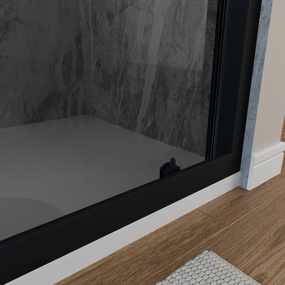 Dettaglio profili inferiori porta doccia nicchia mod. Sicily di Parama con profili neri e vetro temperato fume Dettaglio profili inferiori porta doccia nicchia mod. Sicily di Parama con profili neri e vetro temperato fume