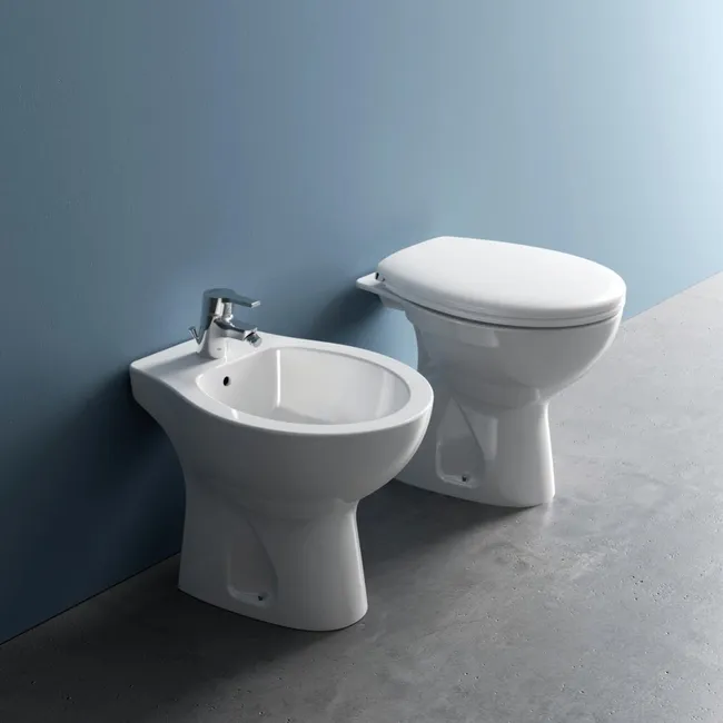 IDEAL STANDARD Coppia di sanitari a terra UNI: Bidet e Wc con sedile con cerniere in metallo | Eurovit IDEAL STANDARD Coppia di sanitari a terra UNI: Bidet e Wc con sedile con cerniere in metallo | Eurovit