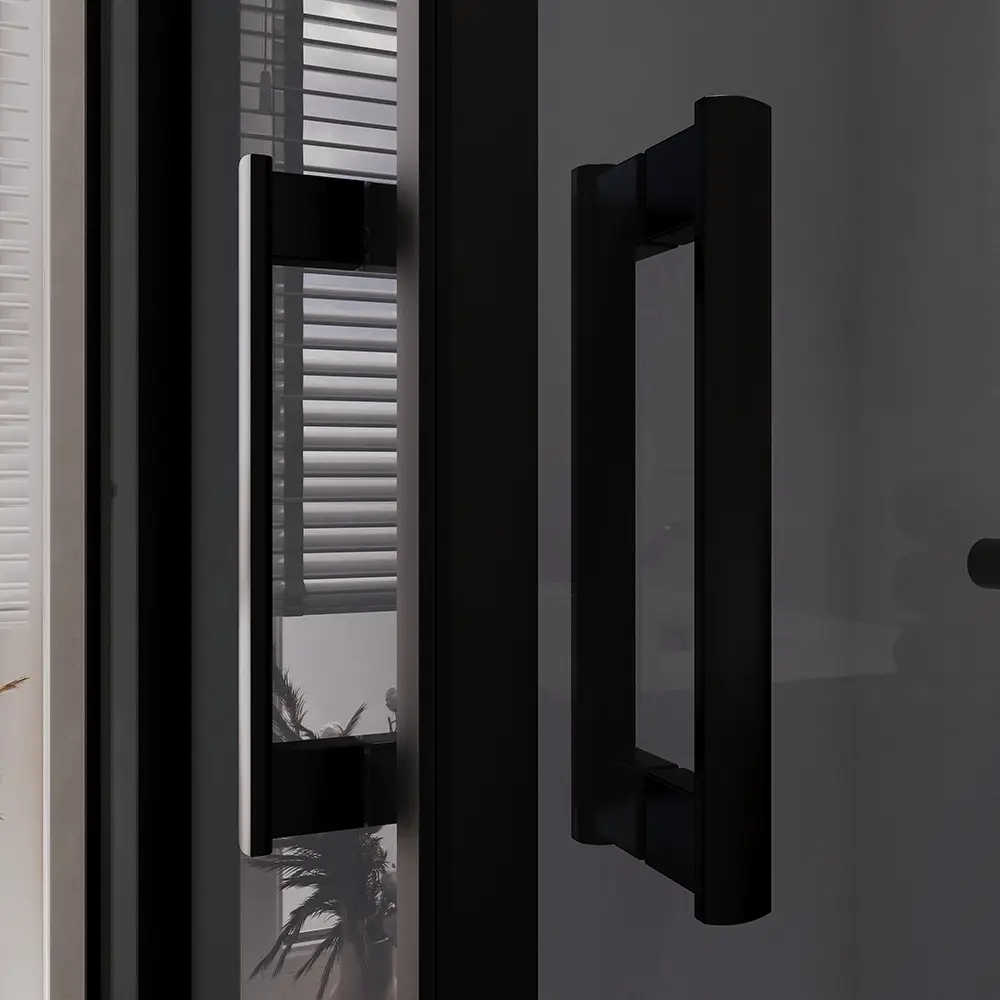 Dettaglio maniglia box doccia angolare Java apertura scorrevole profili neri vetro fume Dettaglio maniglia box doccia angolare Java apertura scorrevole profili neri vetro fume