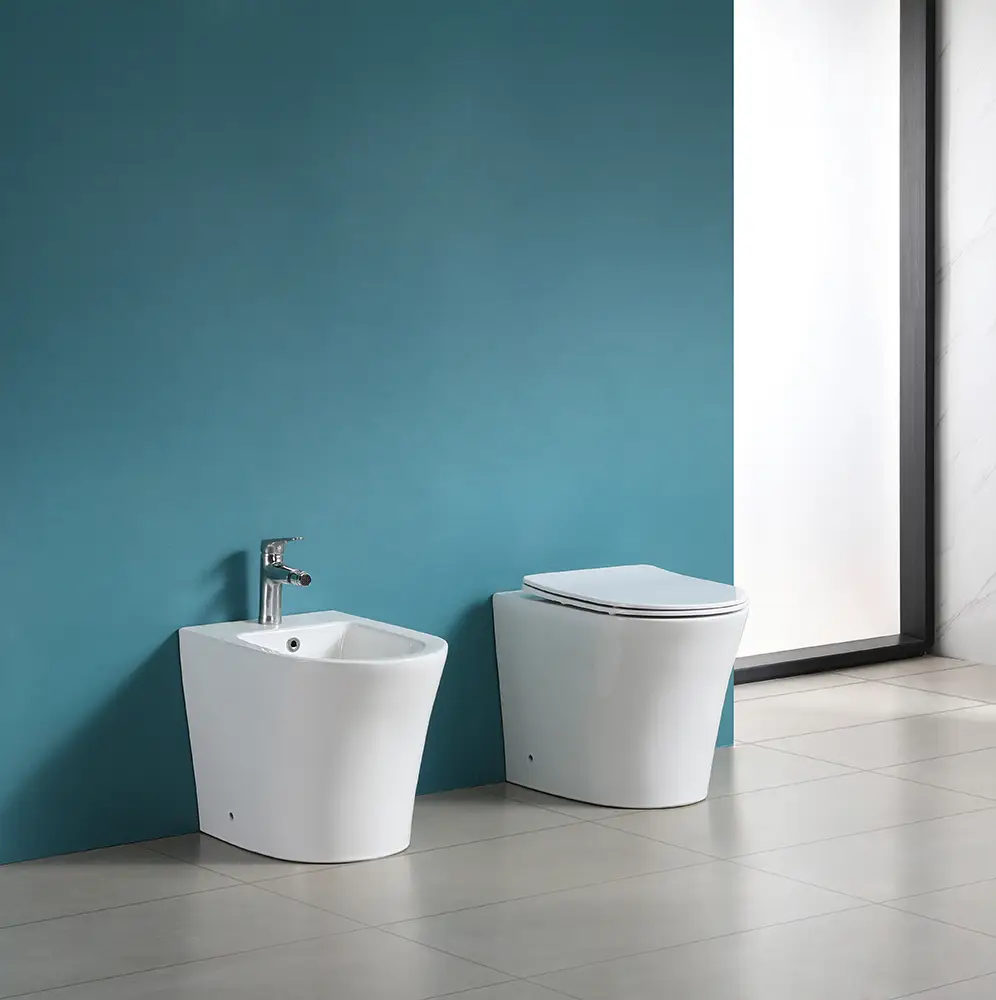 Sanitari filomuro mod. Oslo in ceramica bianco lucida e sedile soft-close Sanitari filomuro mod. Oslo in ceramica bianco lucida e sedile soft-close